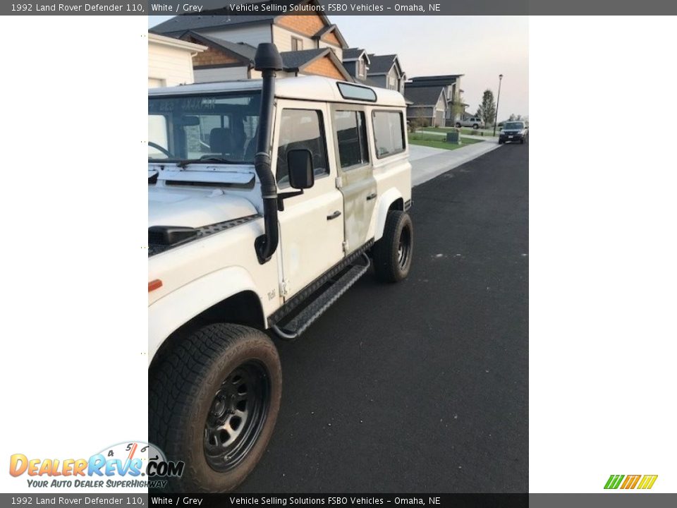 1992 Land Rover Defender 110 White / Grey Photo #2