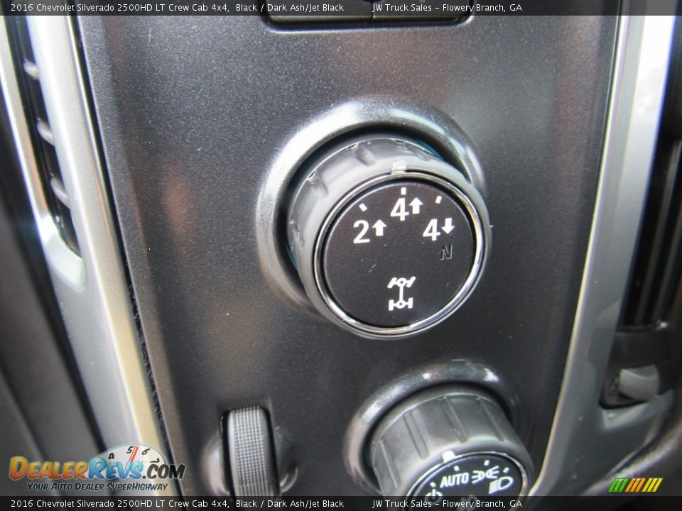 Controls of 2016 Chevrolet Silverado 2500HD LT Crew Cab 4x4 Photo #23
