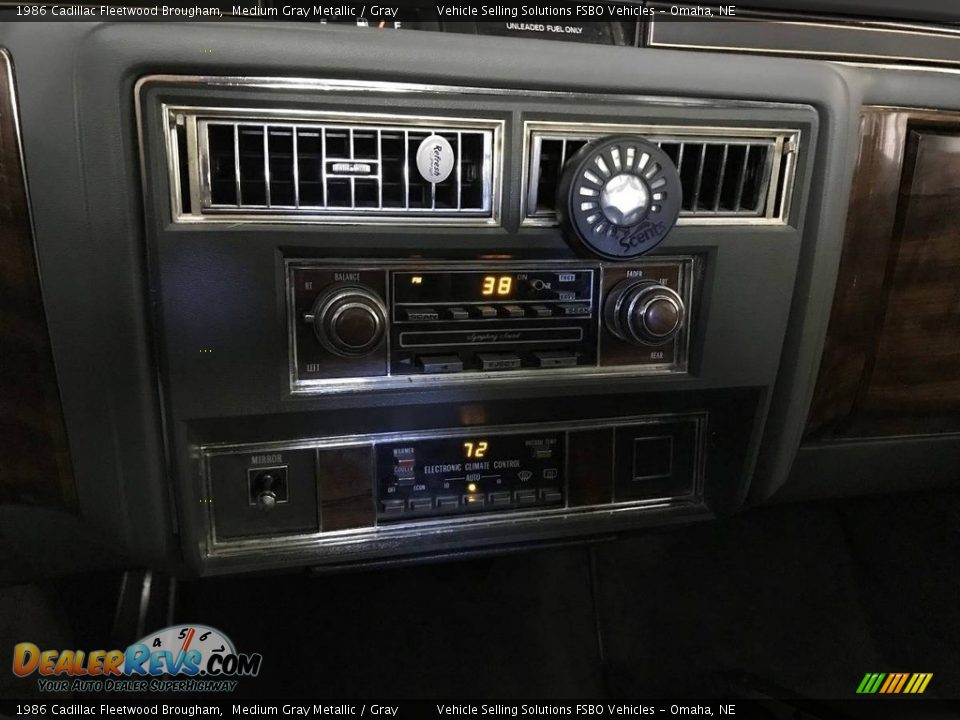 Controls of 1986 Cadillac Fleetwood Brougham Photo #5
