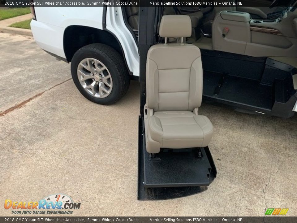 Front Seat of 2018 GMC Yukon SLT Wheelchair Accessible Photo #11