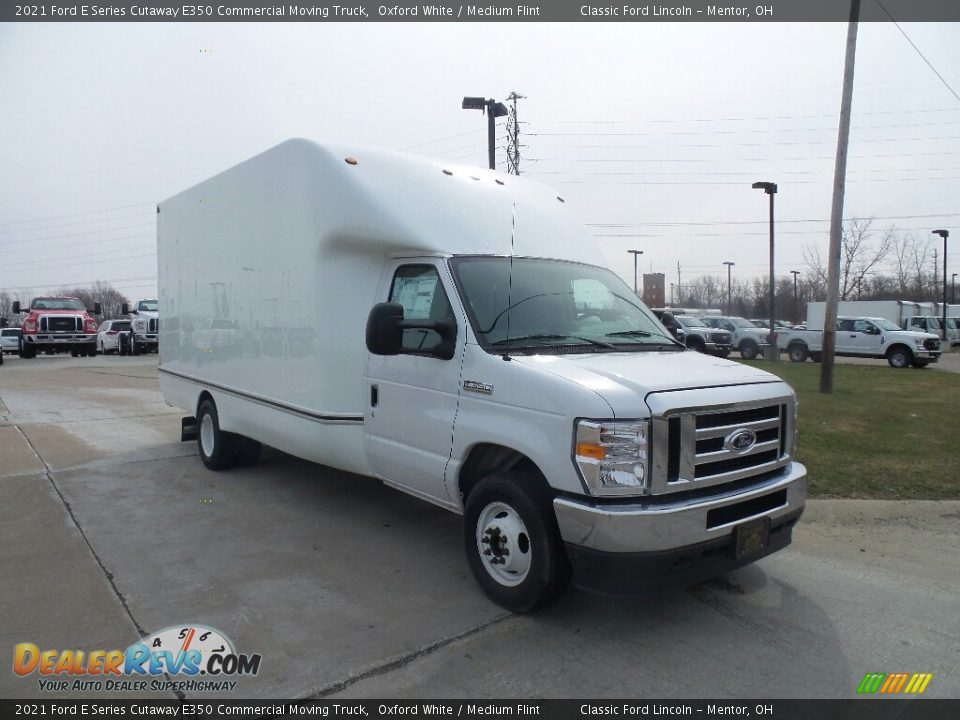 Front 3/4 View of 2021 Ford E Series Cutaway E350 Commercial Moving Truck Photo #2