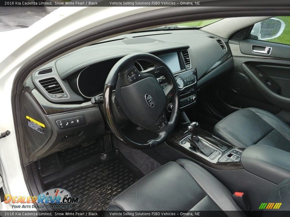 Black Interior - 2016 Kia Cadenza Limited Photo #12