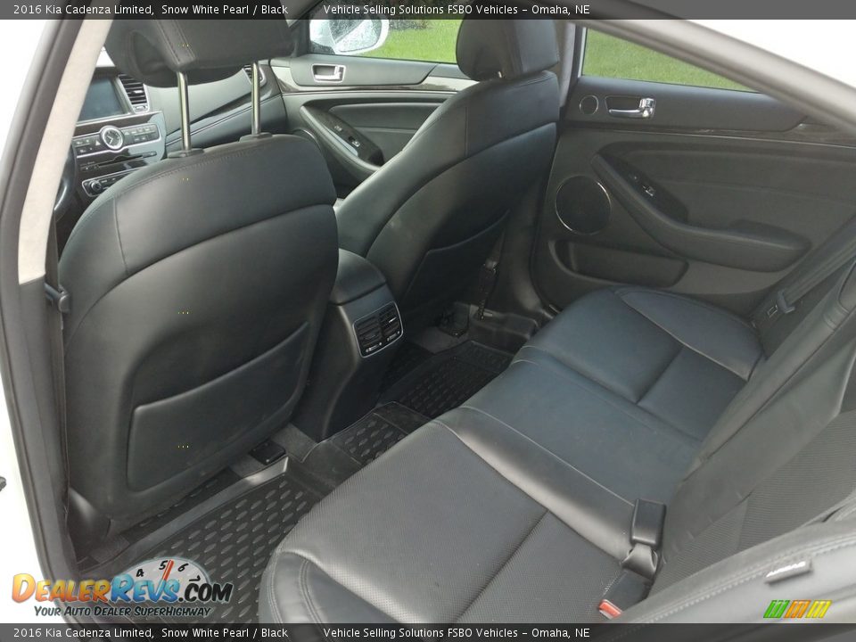 Rear Seat of 2016 Kia Cadenza Limited Photo #16