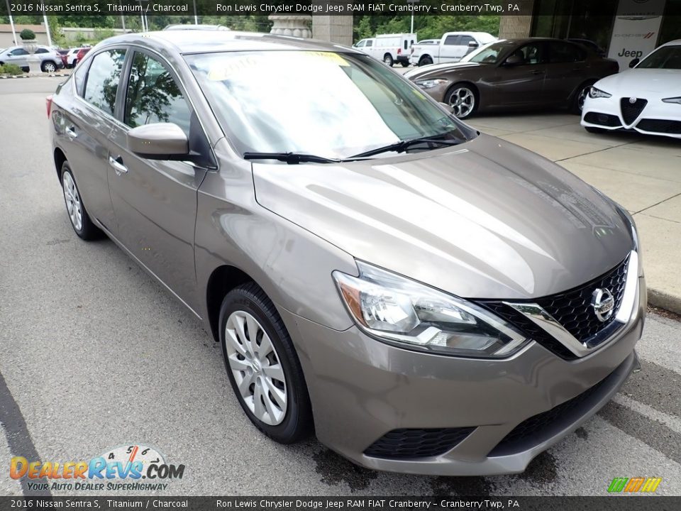 Front 3/4 View of 2016 Nissan Sentra S Photo #3