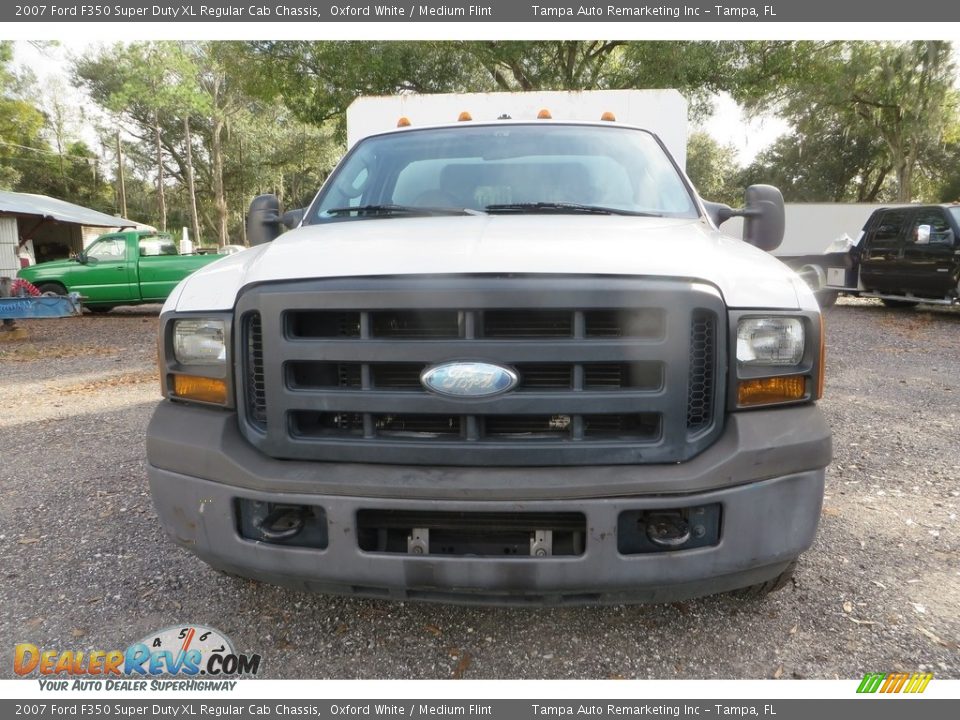 2007 Ford F350 Super Duty XL Regular Cab Chassis Oxford White / Medium Flint Photo #1