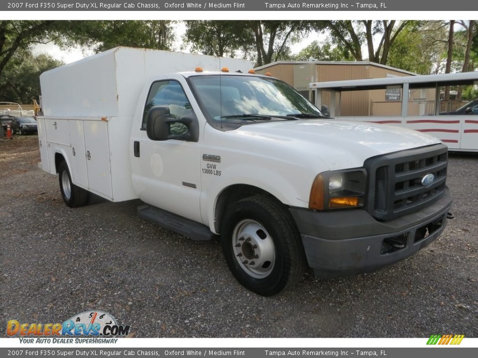 2007 Ford F350 Super Duty XL Regular Cab Chassis Oxford White / Medium Flint Photo #2