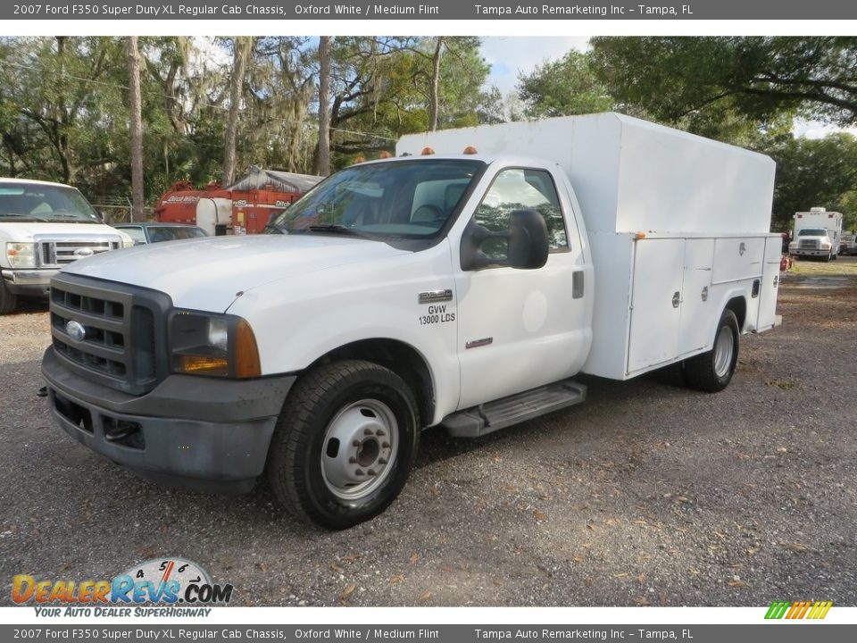 2007 Ford F350 Super Duty XL Regular Cab Chassis Oxford White / Medium Flint Photo #3