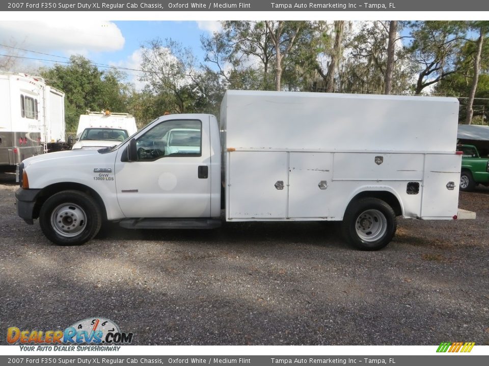 2007 Ford F350 Super Duty XL Regular Cab Chassis Oxford White / Medium Flint Photo #4