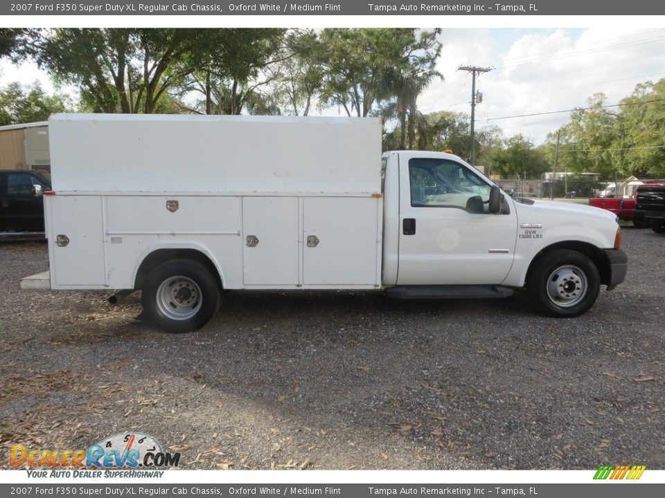 2007 Ford F350 Super Duty XL Regular Cab Chassis Oxford White / Medium Flint Photo #5