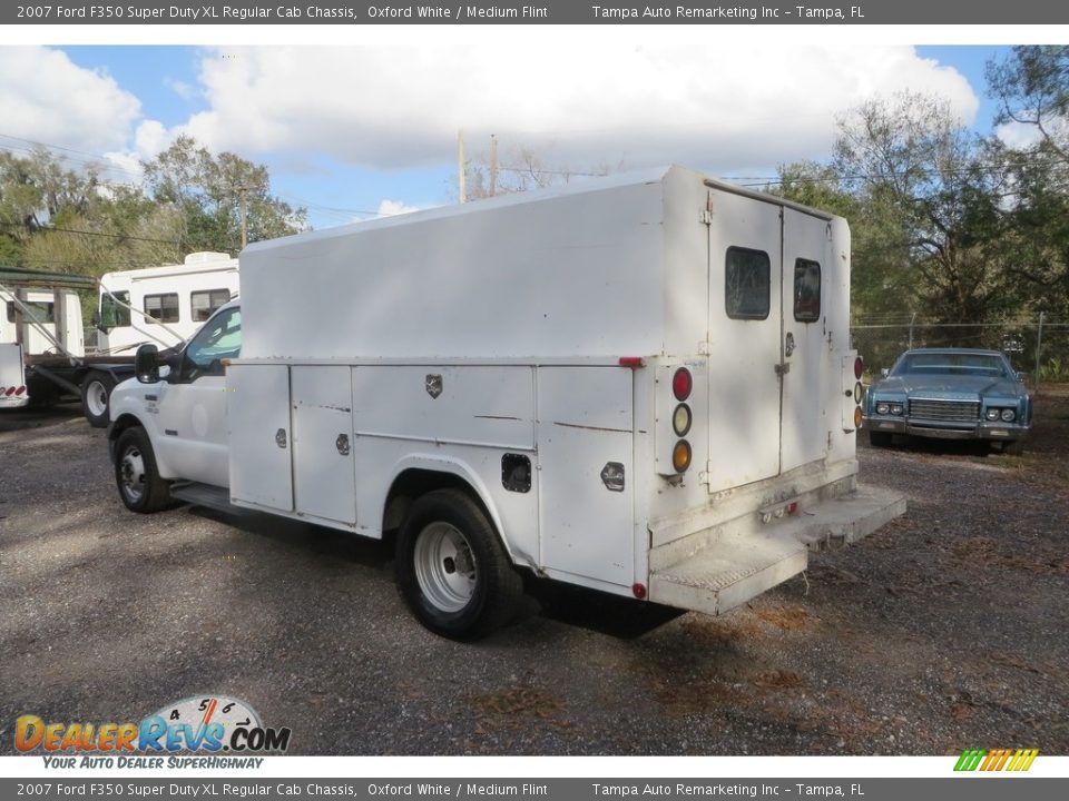 2007 Ford F350 Super Duty XL Regular Cab Chassis Oxford White / Medium Flint Photo #6