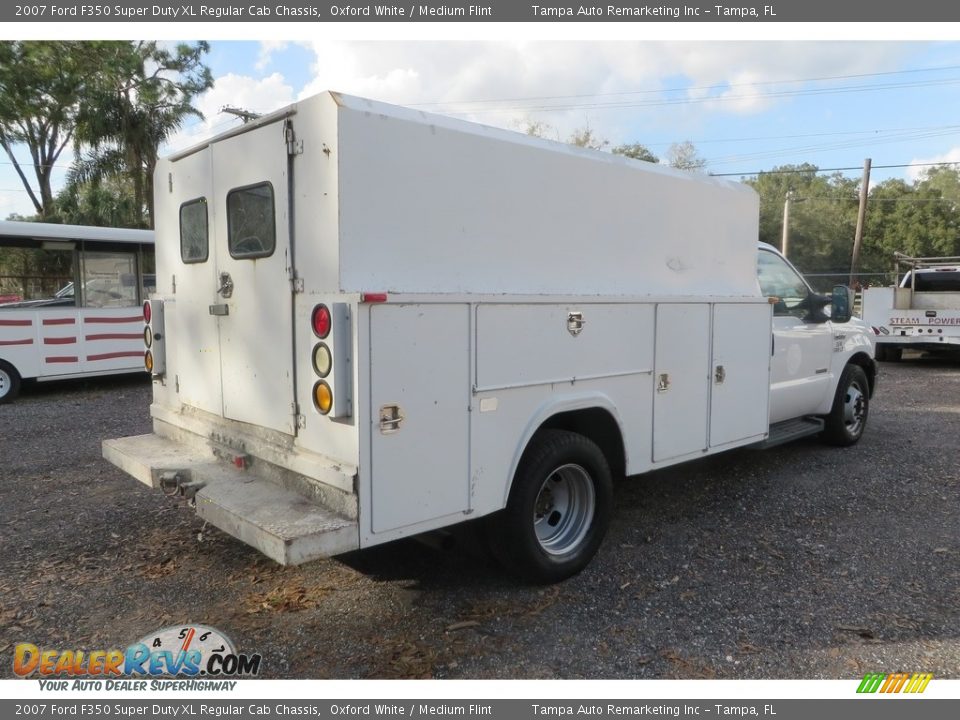 2007 Ford F350 Super Duty XL Regular Cab Chassis Oxford White / Medium Flint Photo #7