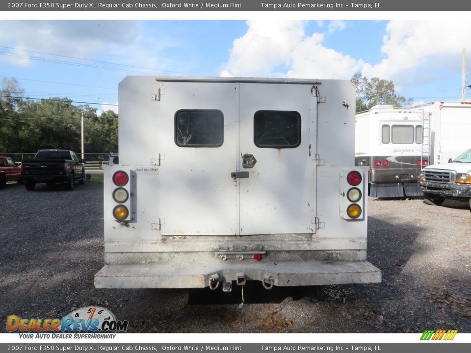 2007 Ford F350 Super Duty XL Regular Cab Chassis Oxford White / Medium Flint Photo #8