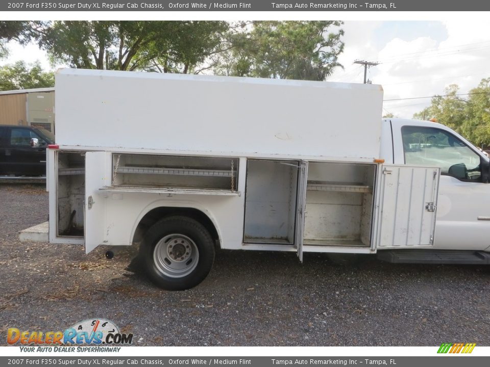 2007 Ford F350 Super Duty XL Regular Cab Chassis Oxford White / Medium Flint Photo #9