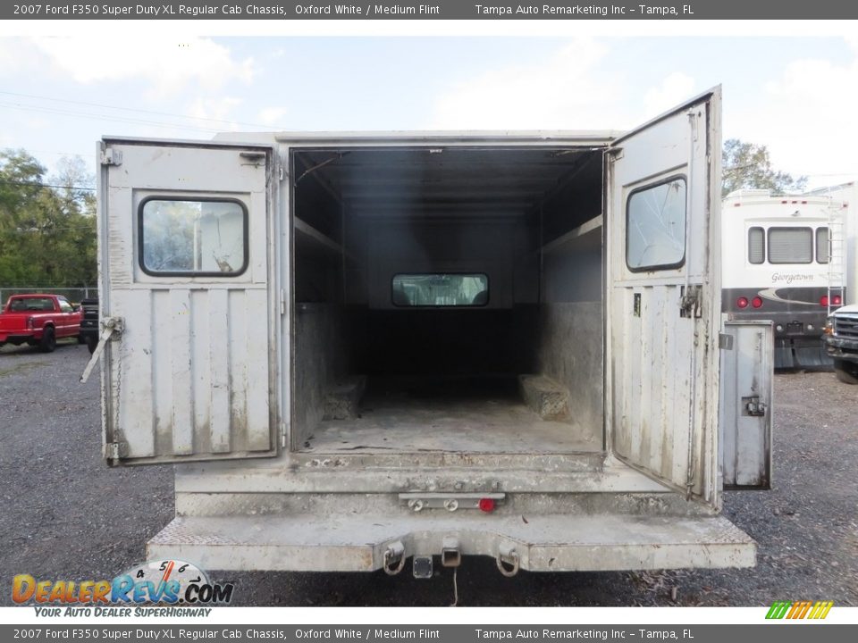 2007 Ford F350 Super Duty XL Regular Cab Chassis Oxford White / Medium Flint Photo #12