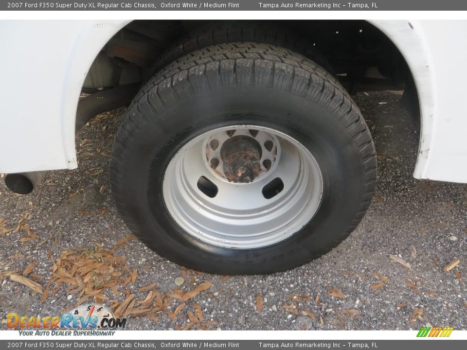 2007 Ford F350 Super Duty XL Regular Cab Chassis Oxford White / Medium Flint Photo #28