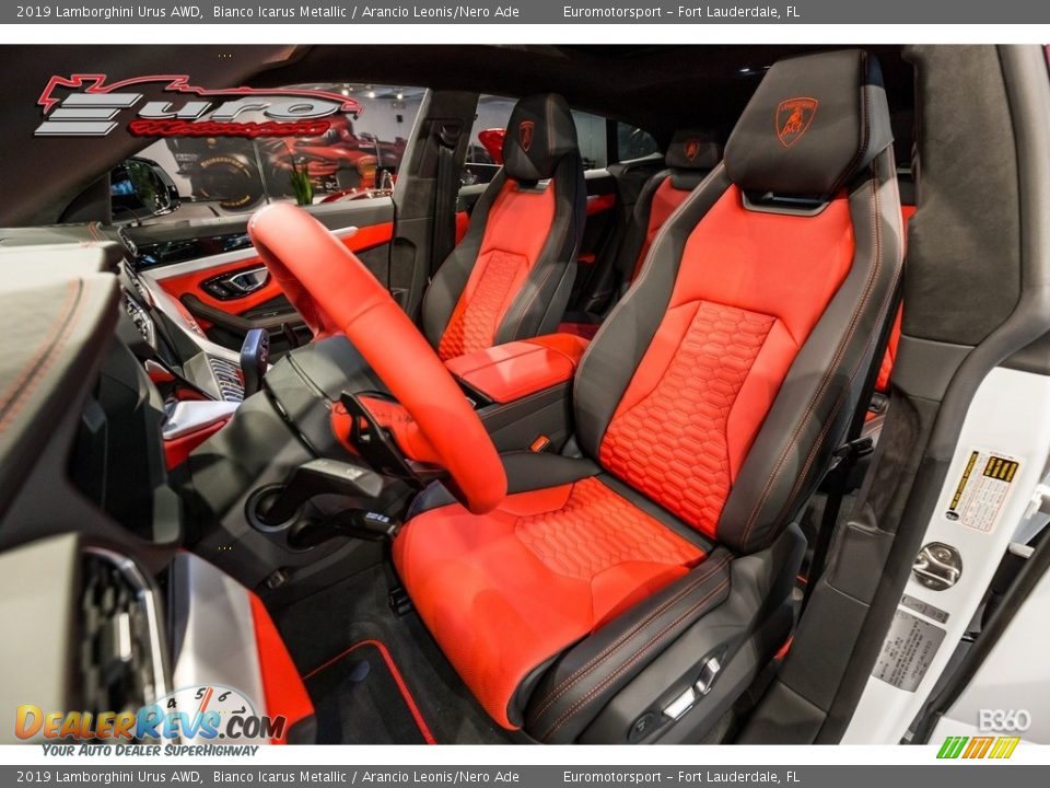 Front Seat of 2019 Lamborghini Urus AWD Photo #4