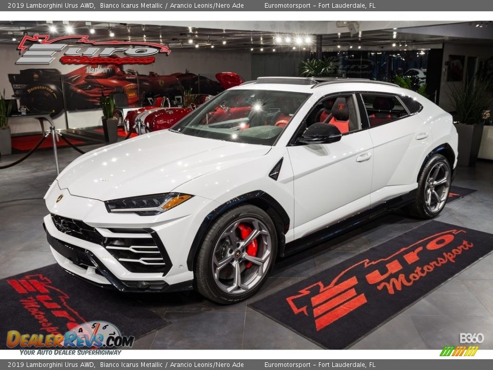 Front 3/4 View of 2019 Lamborghini Urus AWD Photo #6