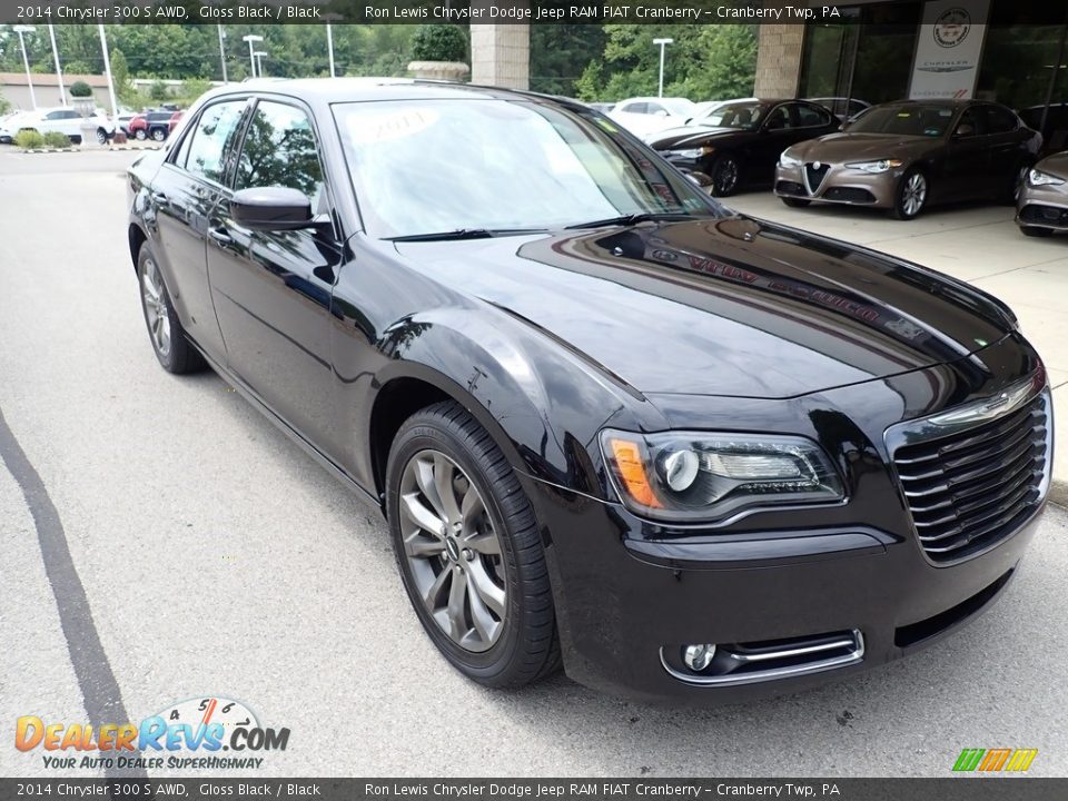 Front 3/4 View of 2014 Chrysler 300 S AWD Photo #3