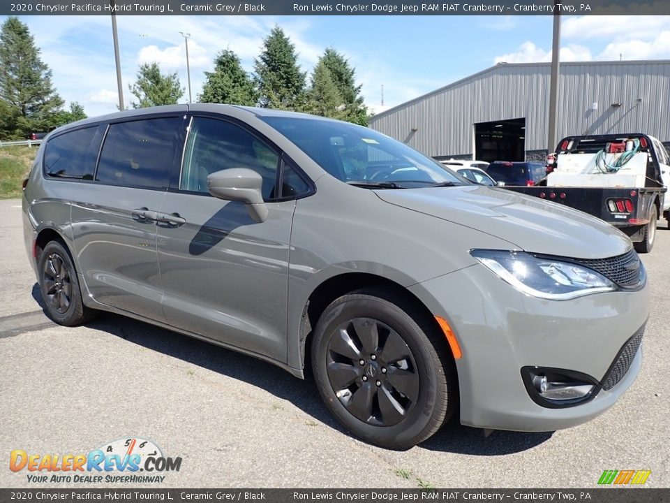 Front 3/4 View of 2020 Chrysler Pacifica Hybrid Touring L Photo #3
