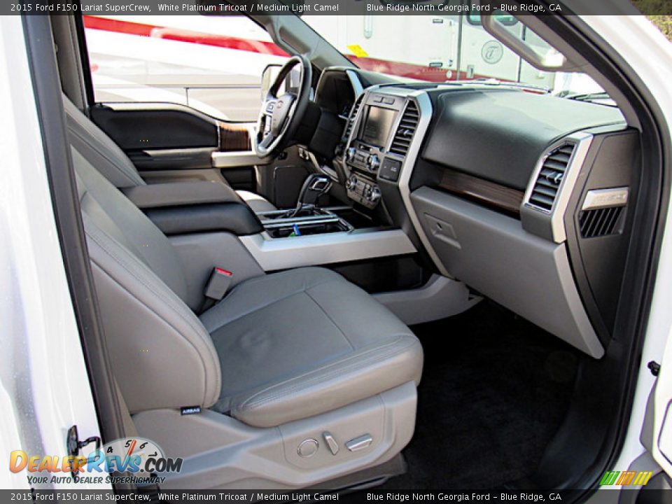 2015 Ford F150 Lariat SuperCrew White Platinum Tricoat / Medium Light Camel Photo #31
