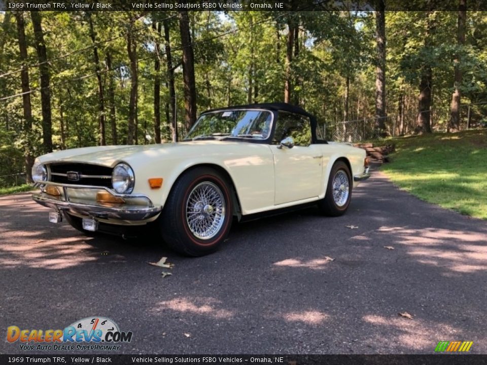 Front 3/4 View of 1969 Triumph TR6  Photo #6