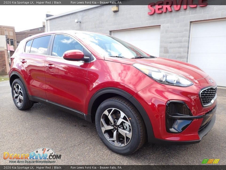 Front 3/4 View of 2020 Kia Sportage LX Photo #9