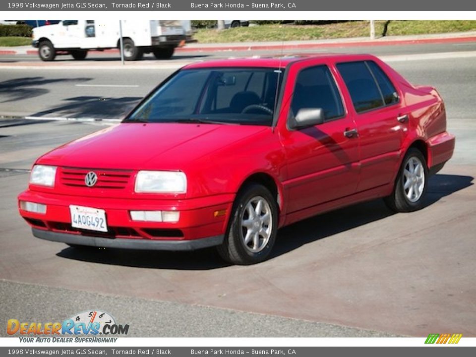 Front 3/4 View of 1998 Volkswagen Jetta GLS Sedan Photo #8