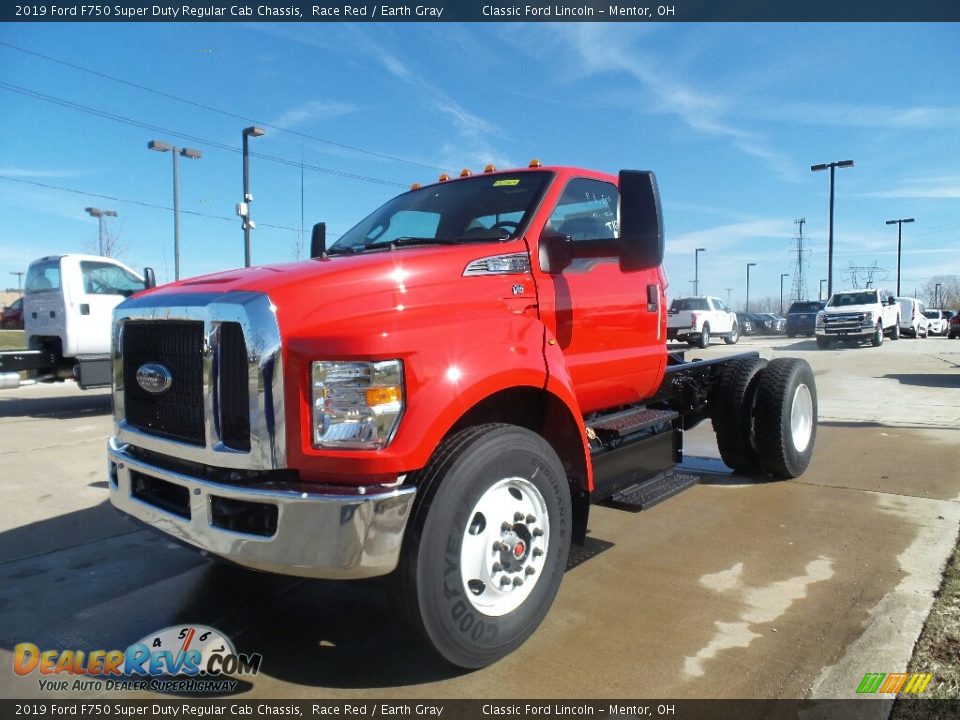 Front 3/4 View of 2019 Ford F750 Super Duty Regular Cab Chassis Photo #4