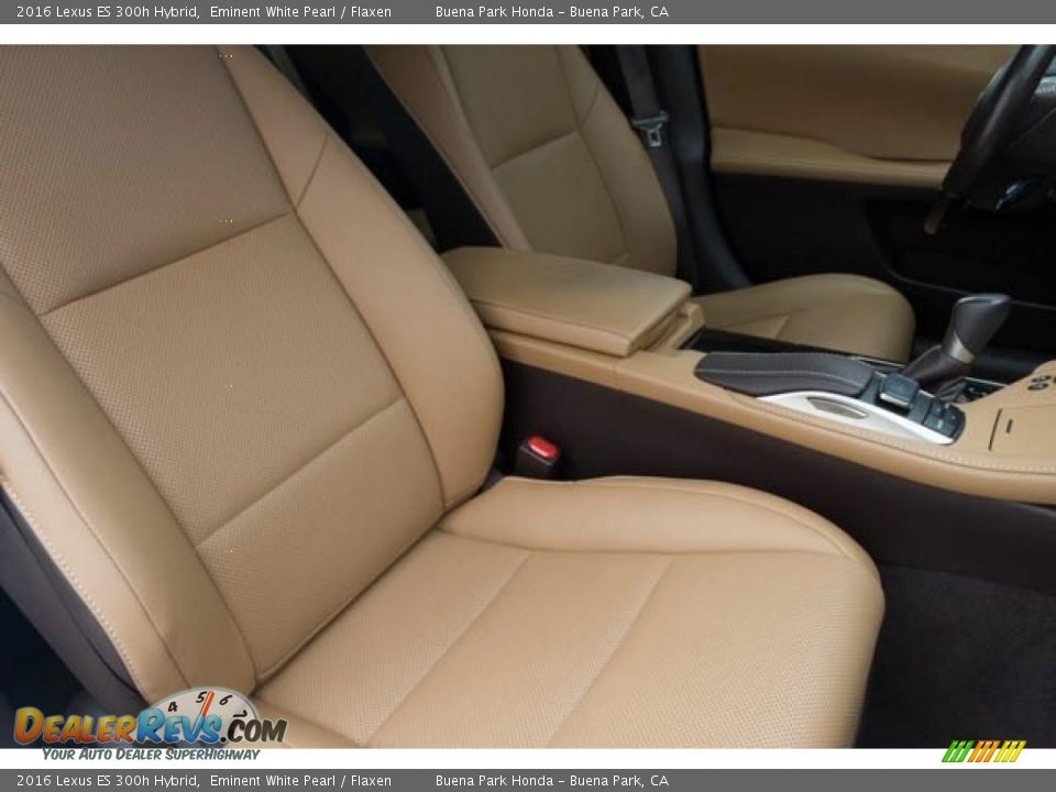Front Seat of 2016 Lexus ES 300h Hybrid Photo #18