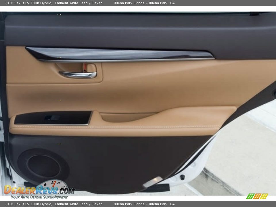 Door Panel of 2016 Lexus ES 300h Hybrid Photo #25