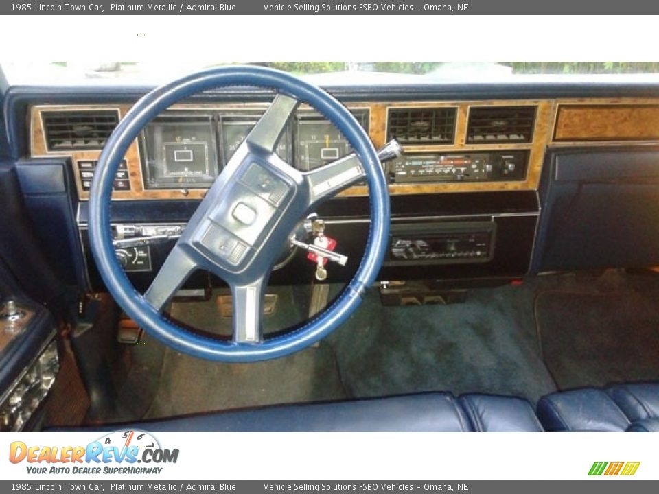 1985 Lincoln Town Car Platinum Metallic / Admiral Blue Photo #3