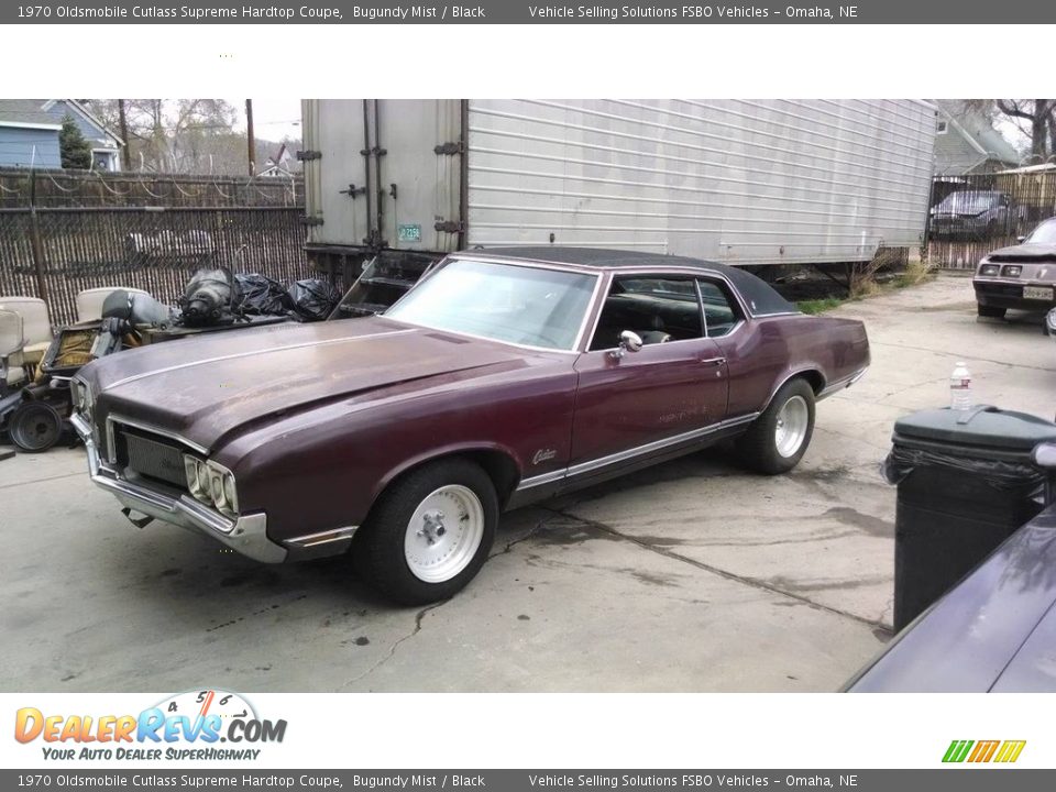 Front 3/4 View of 1970 Oldsmobile Cutlass Supreme Hardtop Coupe Photo #1