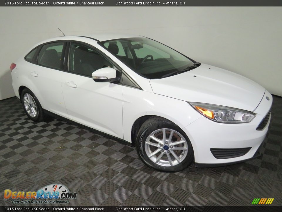 2016 Ford Focus SE Sedan Oxford White / Charcoal Black Photo #2