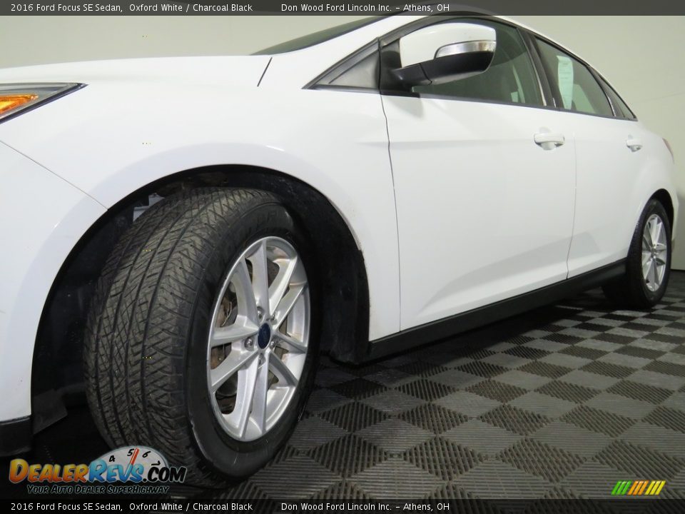 2016 Ford Focus SE Sedan Oxford White / Charcoal Black Photo #8