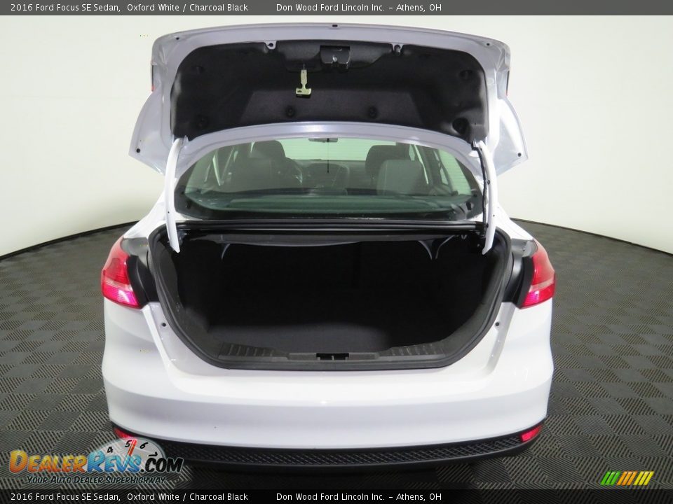2016 Ford Focus SE Sedan Oxford White / Charcoal Black Photo #12