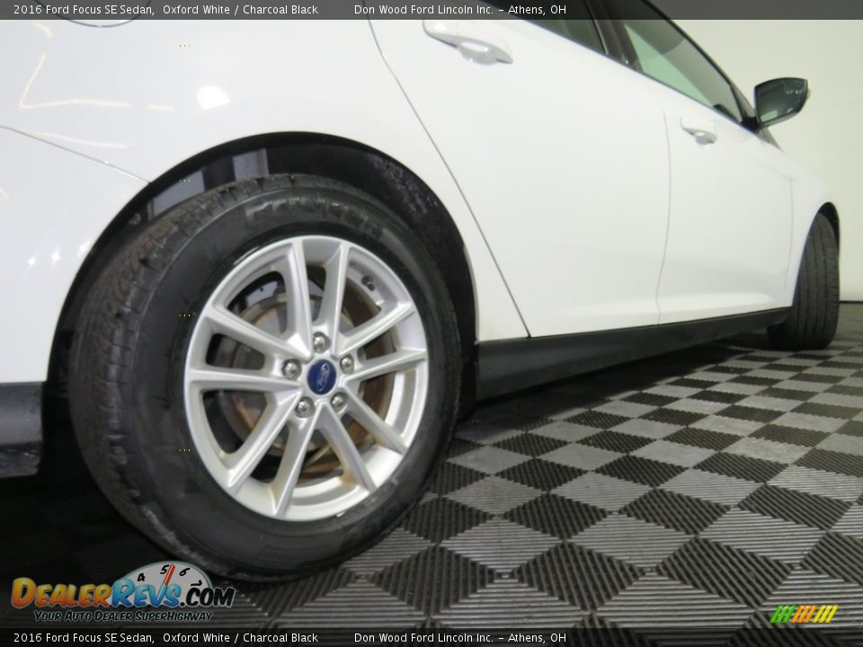 2016 Ford Focus SE Sedan Oxford White / Charcoal Black Photo #15
