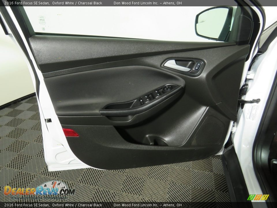 2016 Ford Focus SE Sedan Oxford White / Charcoal Black Photo #16