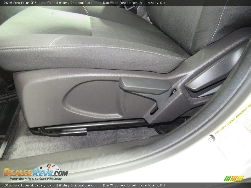 2016 Ford Focus SE Sedan Oxford White / Charcoal Black Photo #17