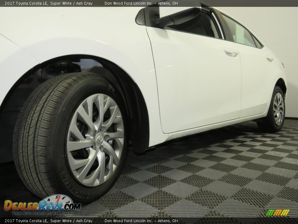 2017 Toyota Corolla LE Super White / Ash Gray Photo #8