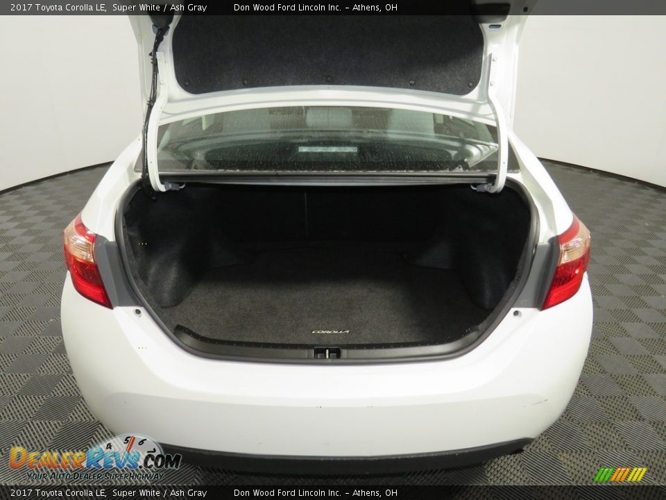 2017 Toyota Corolla LE Super White / Ash Gray Photo #12