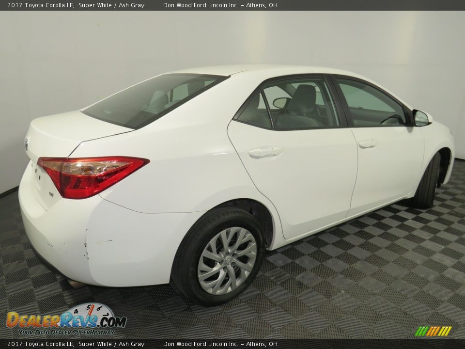 2017 Toyota Corolla LE Super White / Ash Gray Photo #14