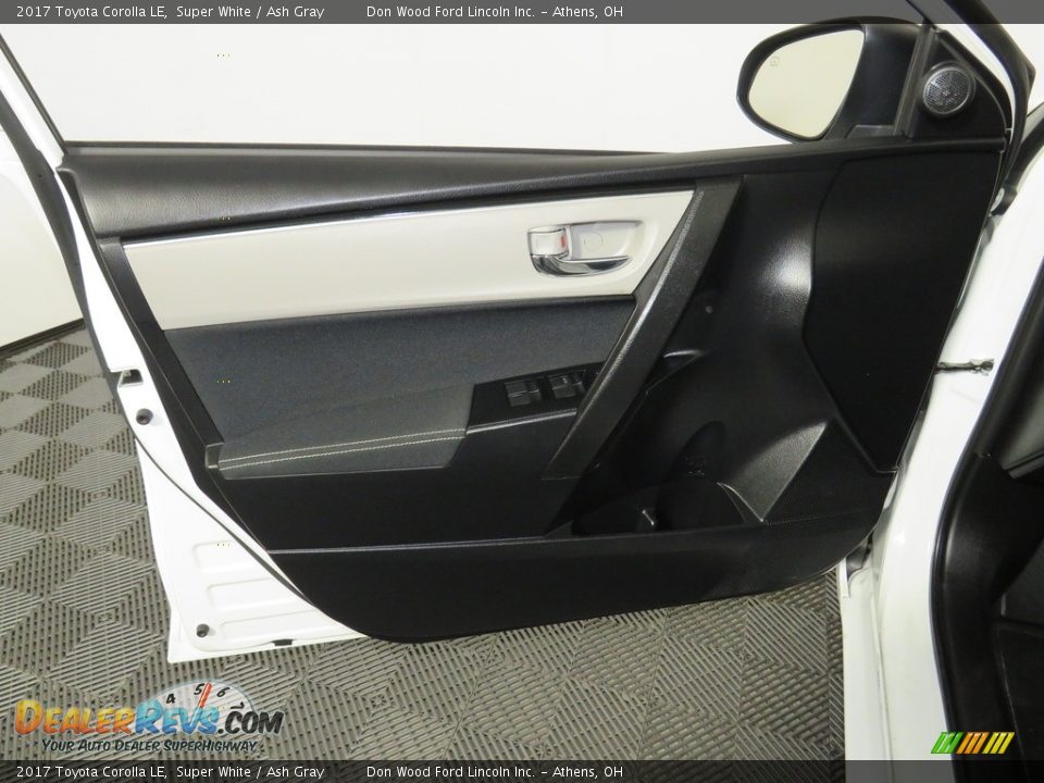2017 Toyota Corolla LE Super White / Ash Gray Photo #16