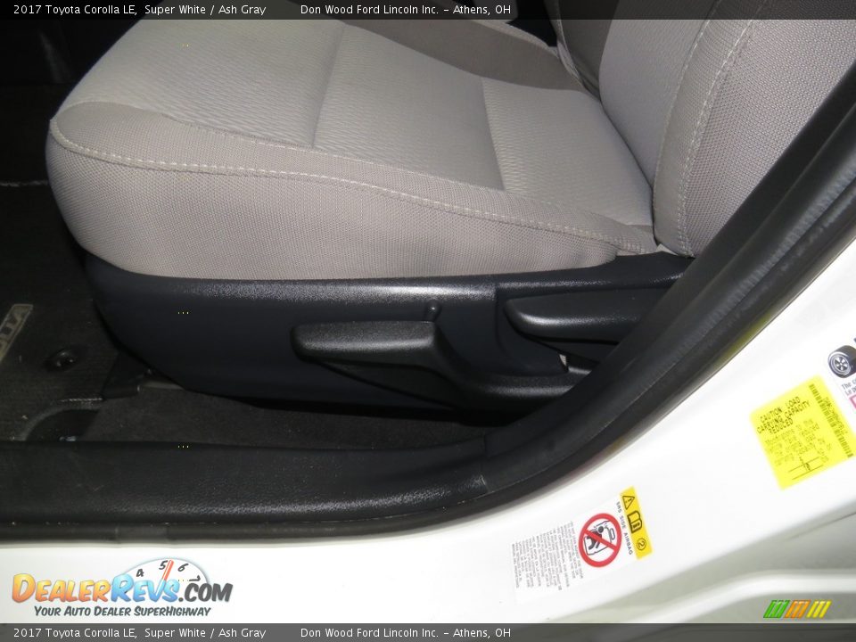 2017 Toyota Corolla LE Super White / Ash Gray Photo #17