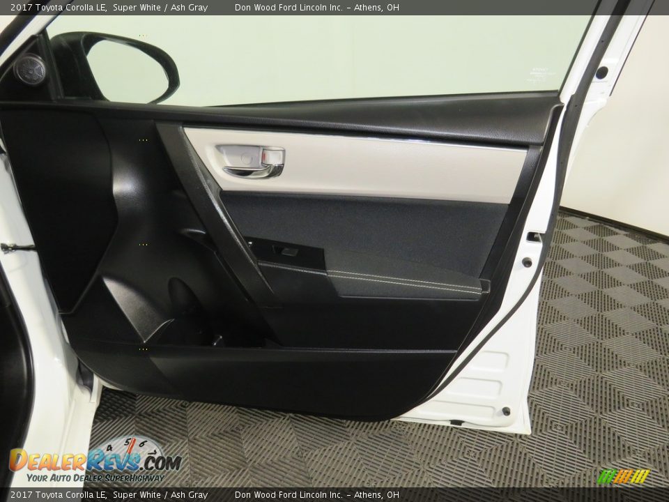 2017 Toyota Corolla LE Super White / Ash Gray Photo #24