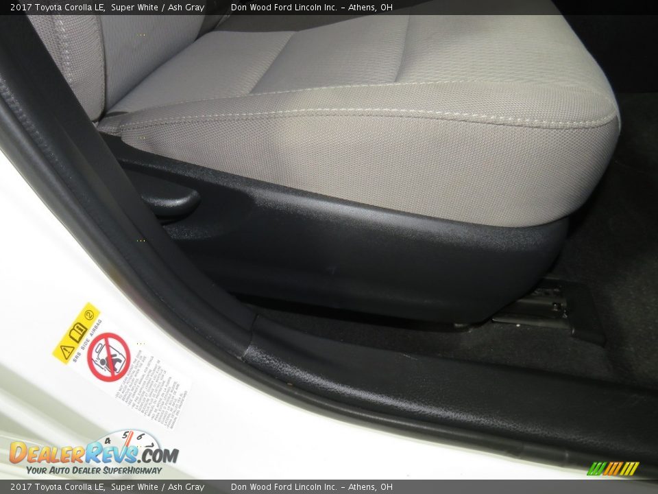 2017 Toyota Corolla LE Super White / Ash Gray Photo #25