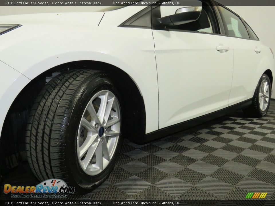 2016 Ford Focus SE Sedan Oxford White / Charcoal Black Photo #8