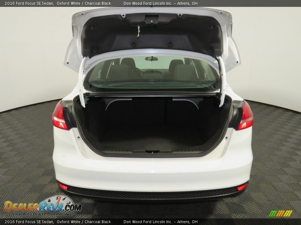 2016 Ford Focus SE Sedan Oxford White / Charcoal Black Photo #12