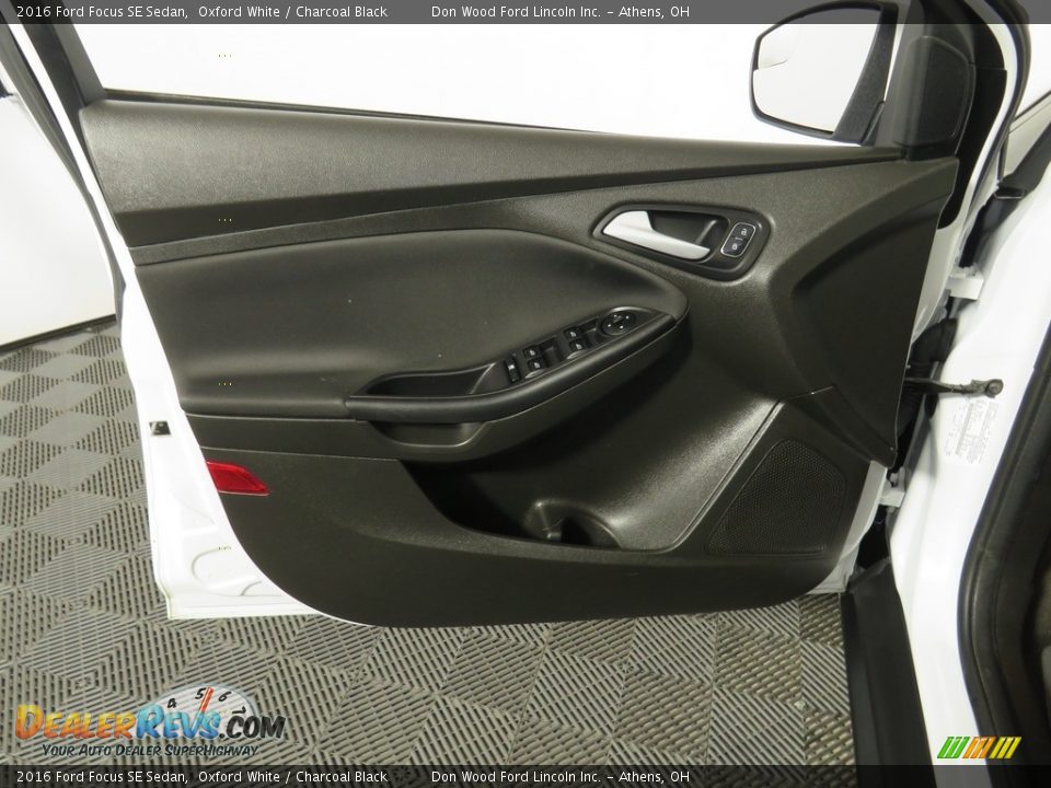 2016 Ford Focus SE Sedan Oxford White / Charcoal Black Photo #16