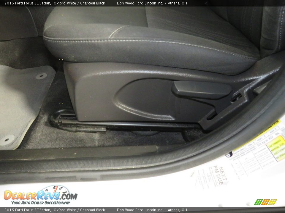 2016 Ford Focus SE Sedan Oxford White / Charcoal Black Photo #17