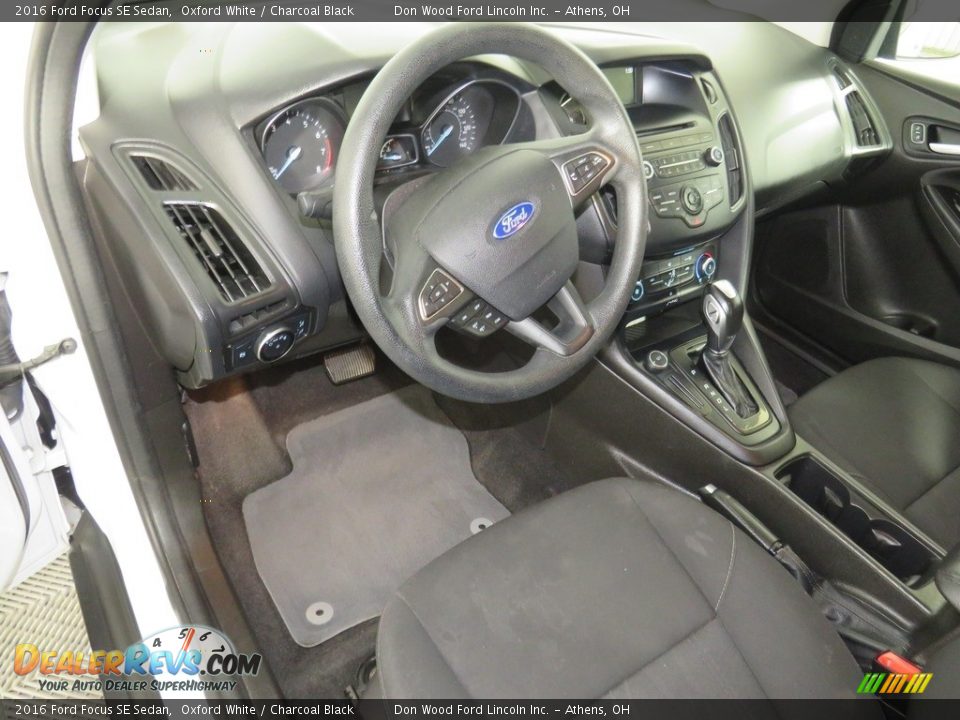 2016 Ford Focus SE Sedan Oxford White / Charcoal Black Photo #18